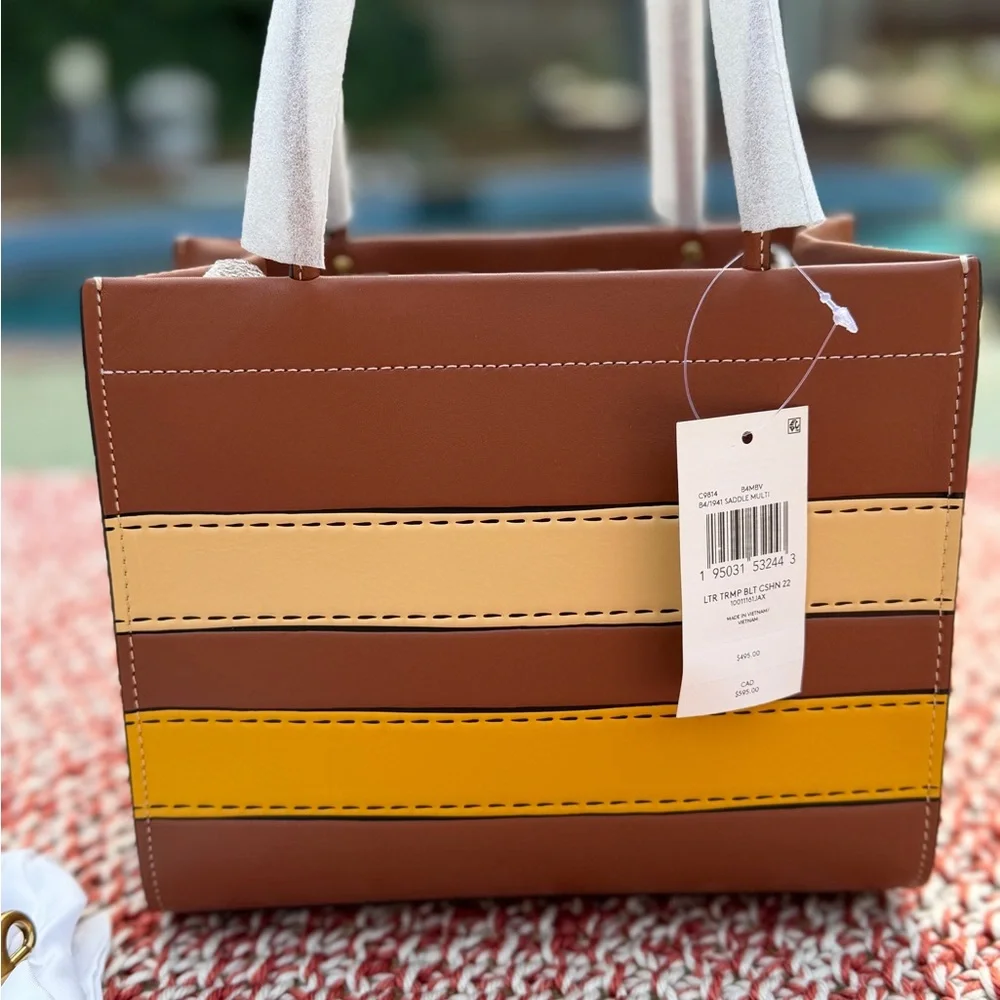 Coach Cashin Carry 22 With Trompe L'oeil Print. NWT. - Picture 2 of 9